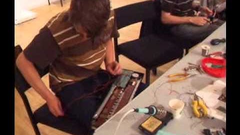 Bill Thompson aka prof_lofi Circuit Bending Workshop3.mov
