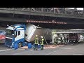 LKW unter Brücke festgefahren - komplizierte Bergung in Köln-Neuehrenfeld am 13.10.17 + O-Ton