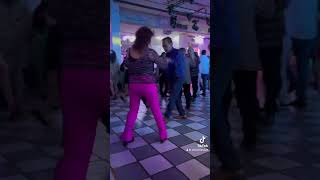 Bailadores del salón caribe  tema musical en las tarimas del banco de Pepe Gómez jr y su Unión 82
