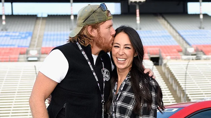 'Fixer Upper' Stars Chip and Joanna Gaines Expecti...