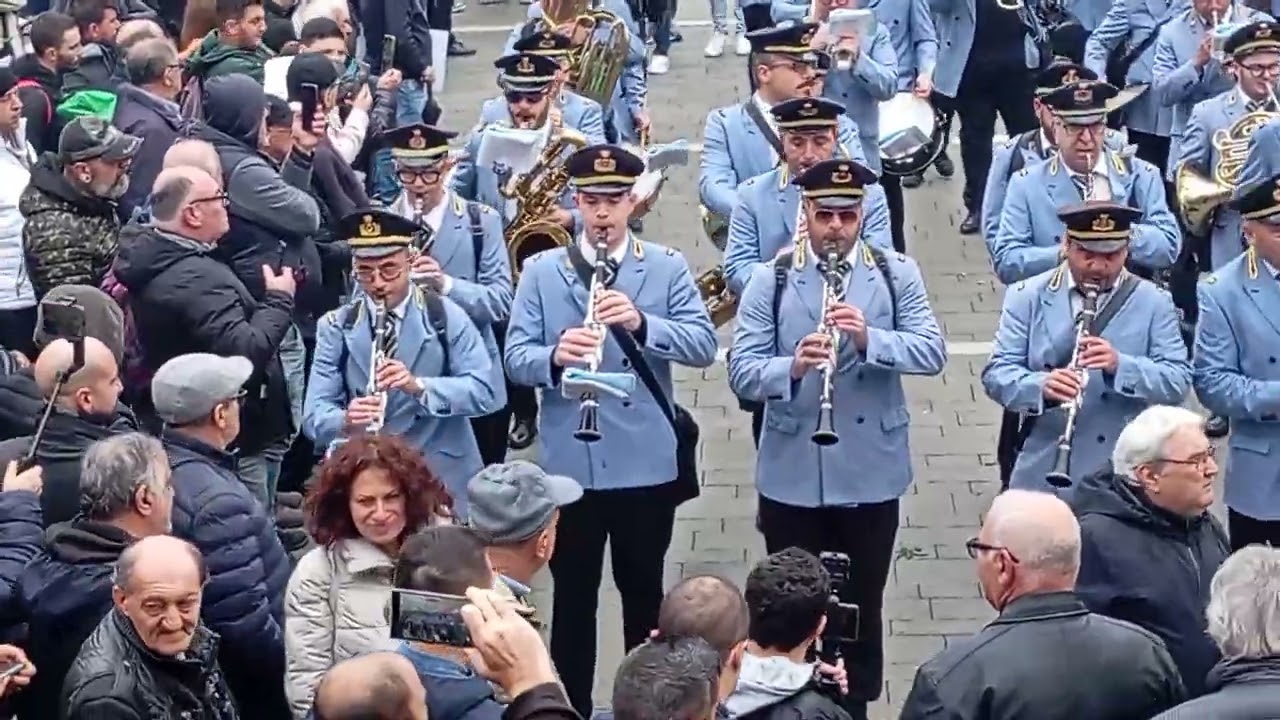Arrivo in Piazza dello  Storico Complesso Bandistico Città di Mottola 10/11/2025 San Trifone
