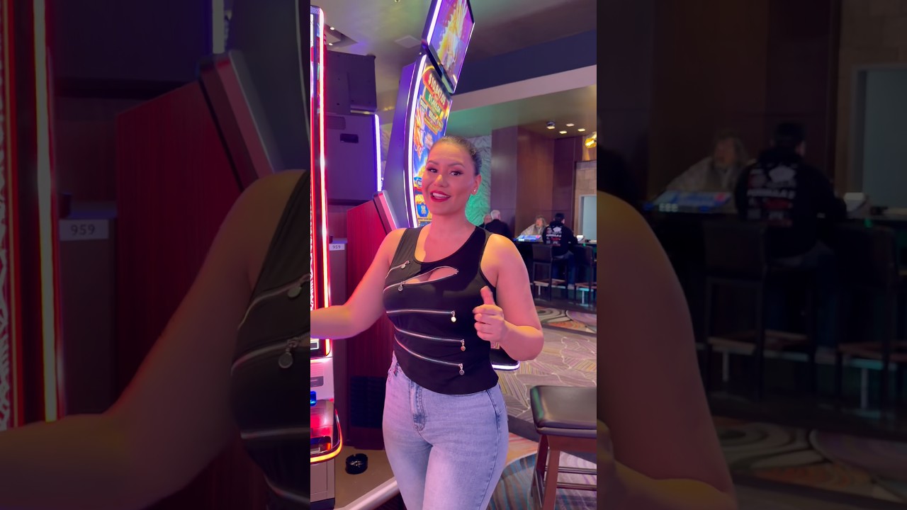 16 free games on Black Widow paid off! My new favorite Slot Machine!