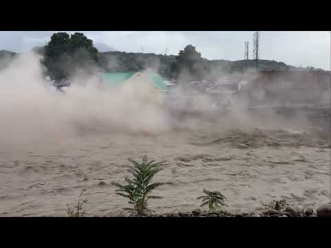 Nepal:Man films escape from flash flood