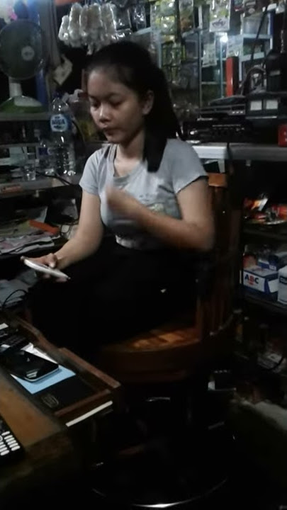 Penjaga warung cantik