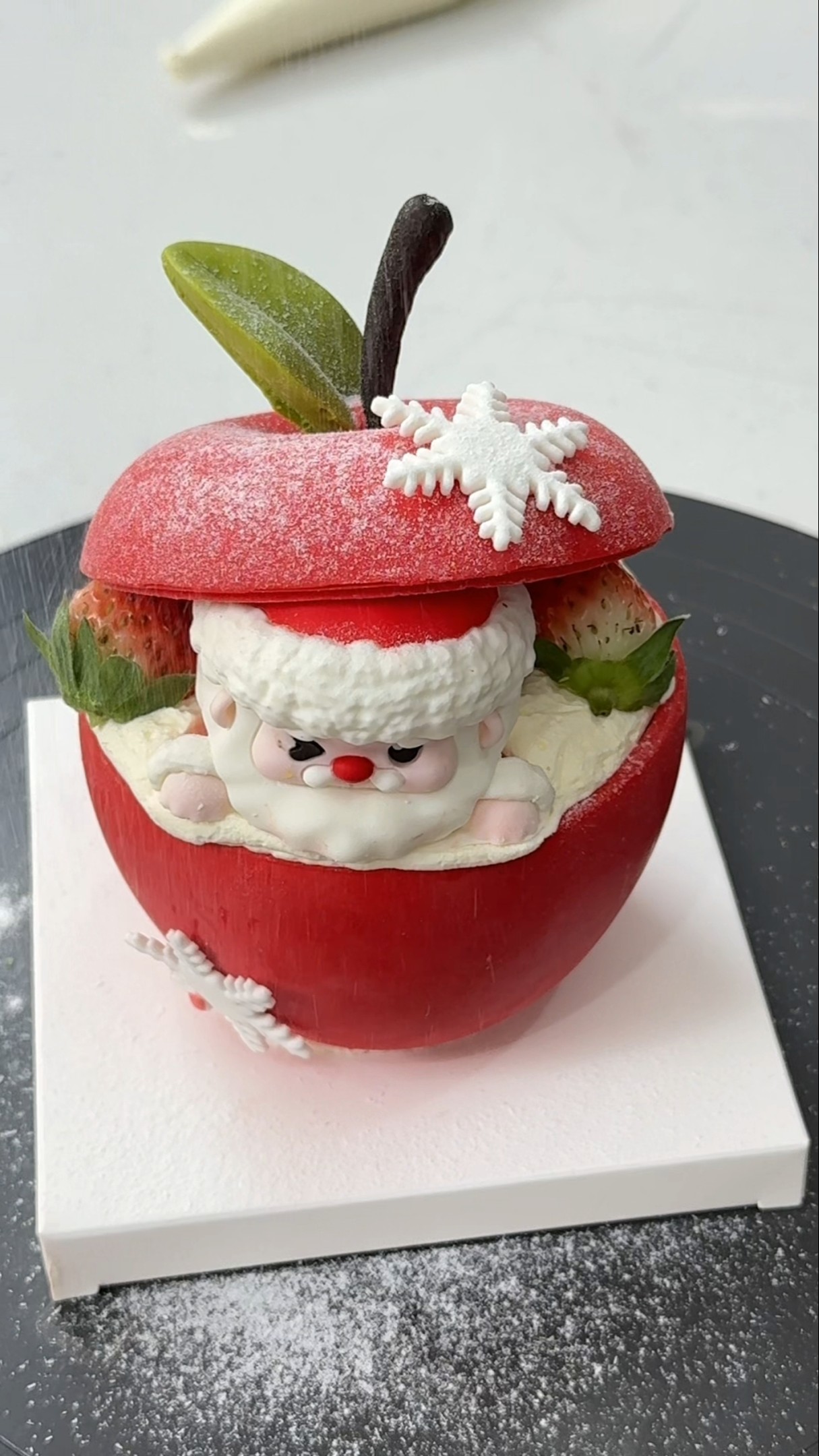 Christmas apple is coming! Christmas apple strawberry cake dessert cures everything cake making