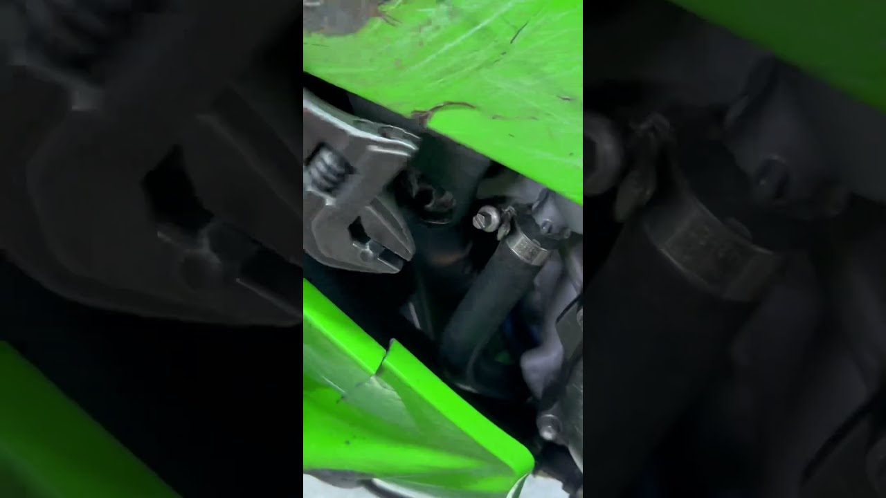 ZX10R転倒。エンジンマウント共締めスライダー破損。ボルト除去