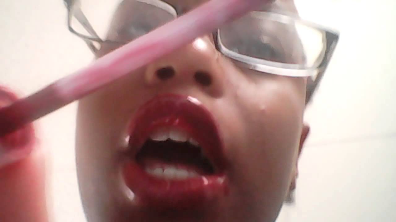 How Alyssa puts lip gloss On YouTube