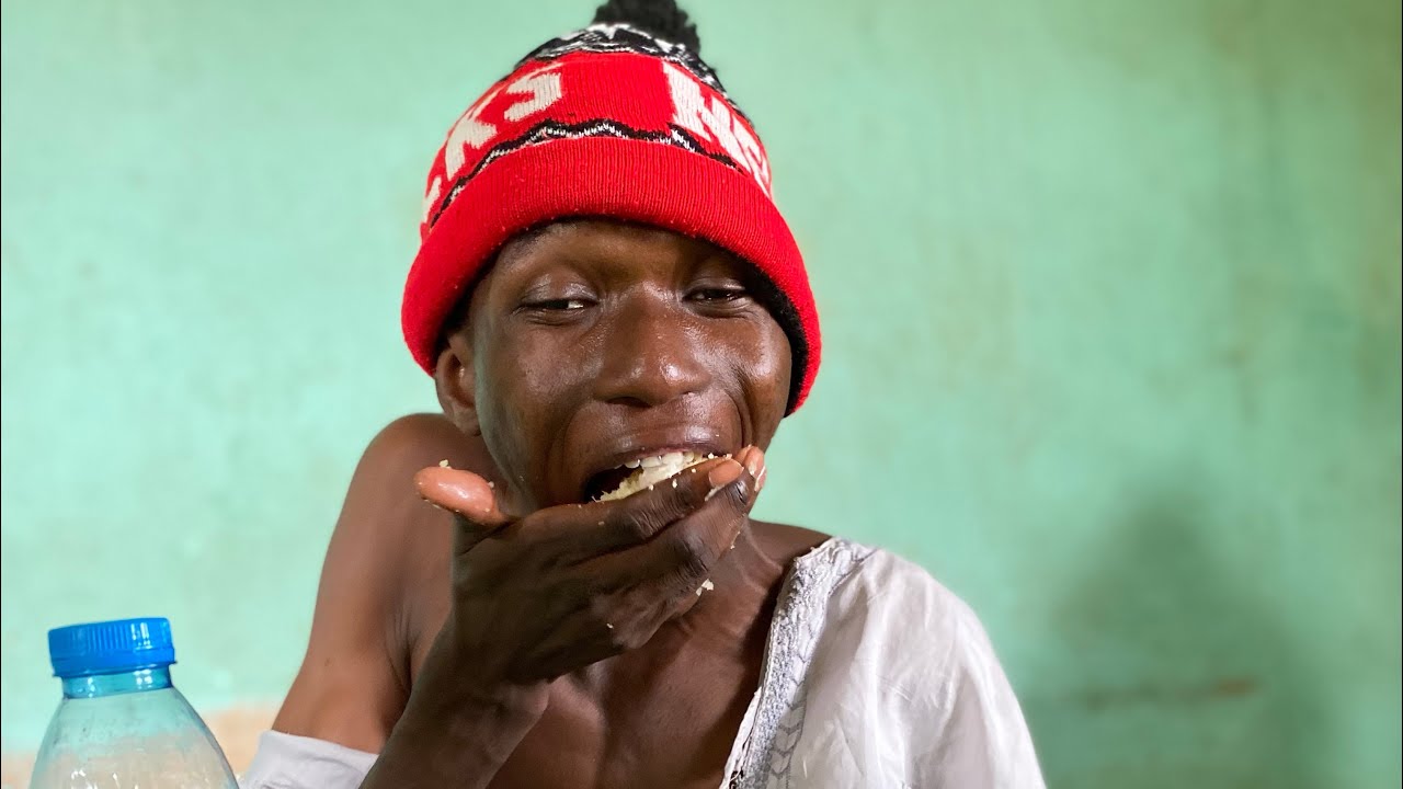 Le couple Morè mange au dehors 😂😂😂