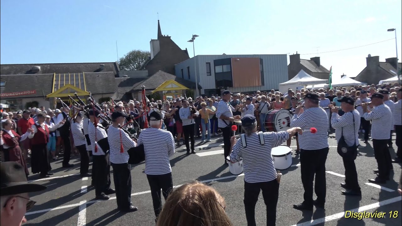 Sonerien Lann Bihoue et "Les guédennes". Foire aux poulains, Plaintel. 02/10/2023 (4K)