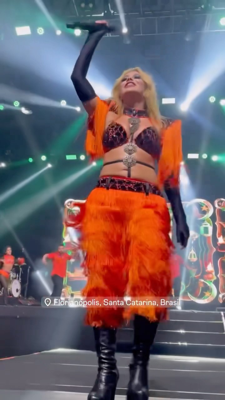 Joelma cantando Deusa da Paixão