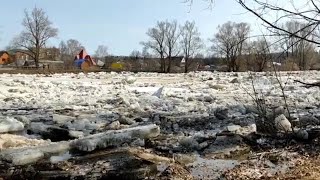 Затор изо льда на реке Сим в Аше.  Пробивка затора, ледоход.