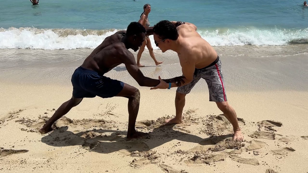 ハワイで外国人と相撲対決してみた