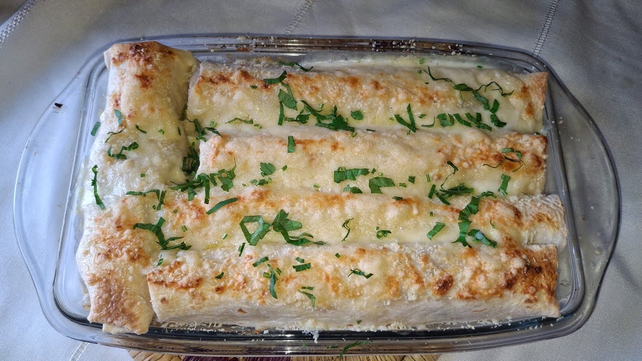  وجبة فطور سريعة بلا عجين بلا تمارة: فطائر الطورطيلا بالدجاج والبيشاميل في الفرن.