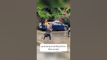 Người đàn ông dùng tay đi qua vũng nước vì lý do không ai ngờ tới này