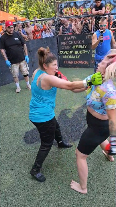 Kita lihat lebih banyak perkelahian cewek di tempat rongsokan! #girlpower #mma #girlvsgirl #facepunch #hook