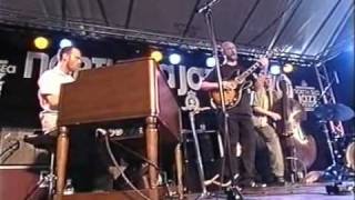 Vignette de la vidéo "Scofield, Medeski, Martin & Wood - Chicken Dog"