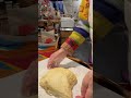 お腹が空いて.. 泣きたくなって.. クリスマスイブのチーズケーキとシナモンロールをつくるおばあちゃんの小麦粉を浴びながらオヤツを何度もおかわりして.. やっとお昼寝に向かう猫…