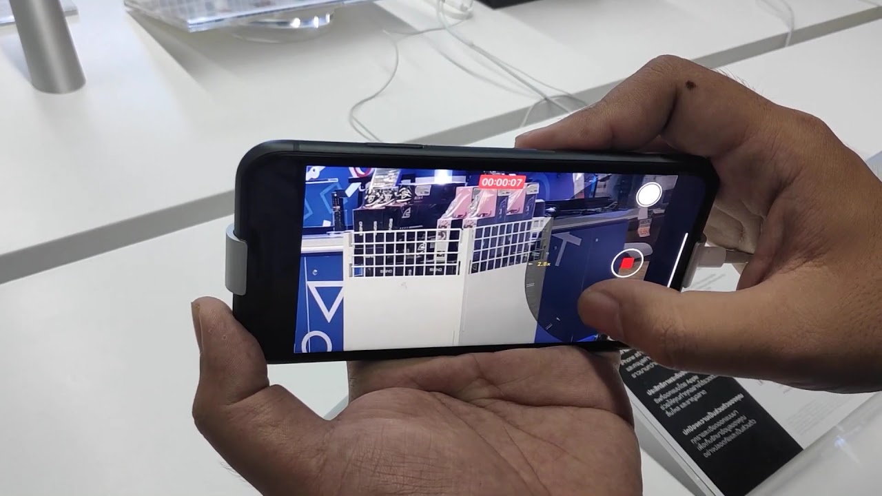 iPhone 11 One handed zoom 
