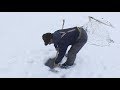 Stevie y su amigo Inuit ponen las redes de pesca de focas en el hielo - Expedición Nanoq 2007