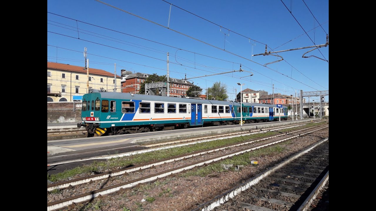 Una domenica di treni in transito nella stazione di Novara