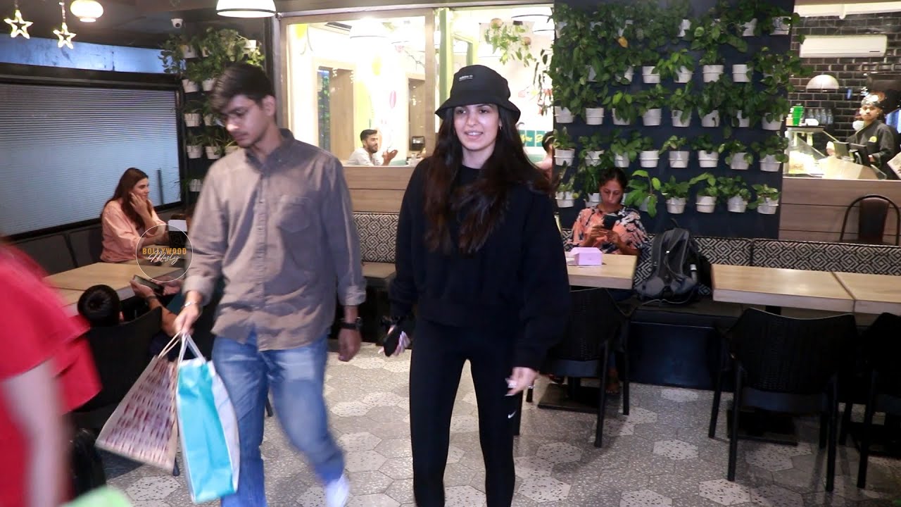 Hardik Pandya Wife Natasa Stankovic Pandya Spotted At Bombay Salad Bandra || Bollywood Mastiz