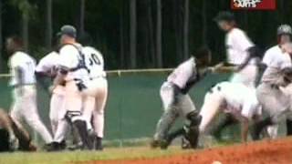 Fuerte Pelea de jugadores en  juego de beisbol