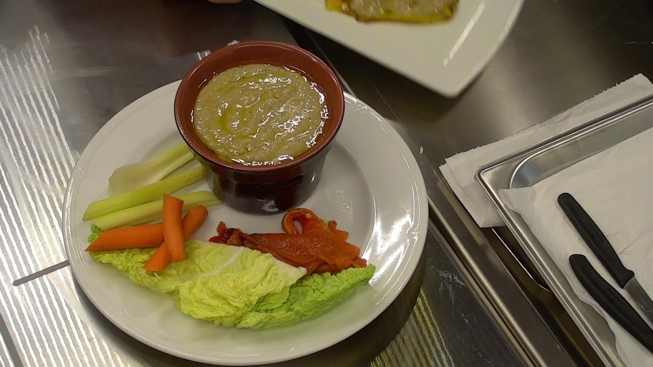 Videoricette - Antipasti Piemontesi: Peperoni in bagna caoda, Caponet, Insalatina di pollo e marroni