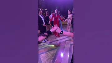 شوف البنت اللبنانية بس تمسك الأول وتجنن كل الموجودين دبكة دبكة مجوز اكسبلور بنات اعراس حفلات 