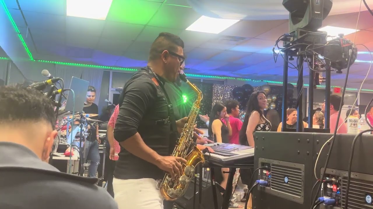 Jair y su estilo SM juguito de piña 🍍🎧🎷