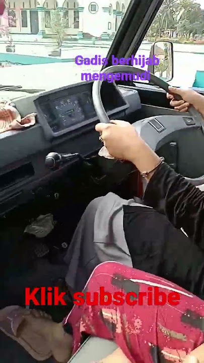Gadis cantik berhijab mengemudi mobil barang