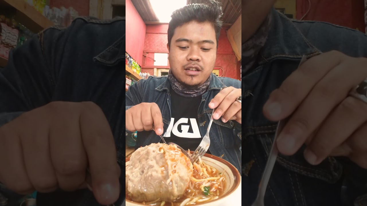 Makan baso badag khas Ciwidey Bandung, Mantap bor - YouTube