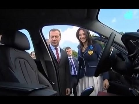 Хотите, я Вас довезу? – фехтовальщица Егорян позвала Медведева в свой новый BMW