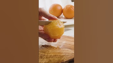 Slicing California Heirloom Navel Oranges