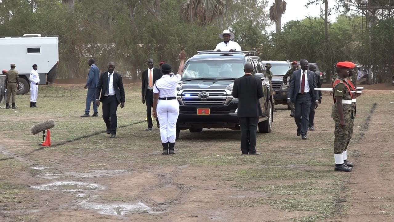 How Traffic officer stops President Musevens car INTERESTING