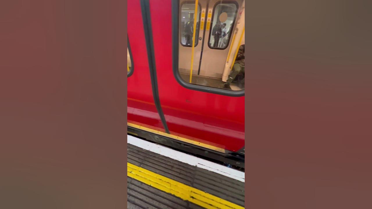 London underground tube experience euston to victoria station 19