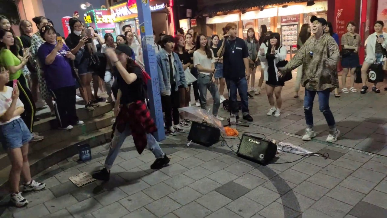 RED SPARK. 'PIRATE KING' COVER. IMPROMPTU GUEST BUSKING ON HOT SUMMER NIGHT. HONGDAE BUSKING.