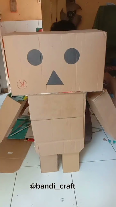boneka Danbo dari kardus.