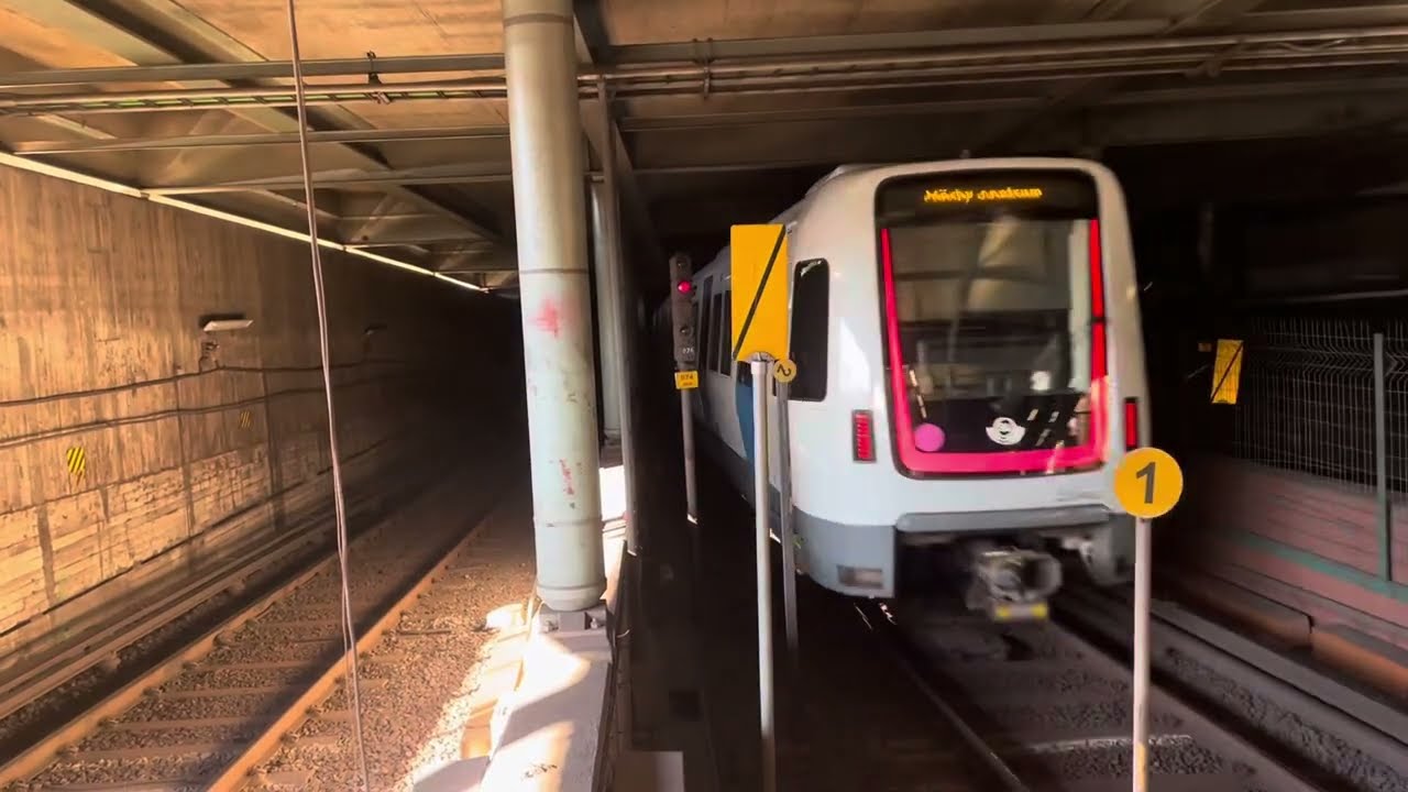Svenska tåg del 4 Tunnelbanetrafik och järnvägstrafik i Gamla Stan en vacker höstdag 2025