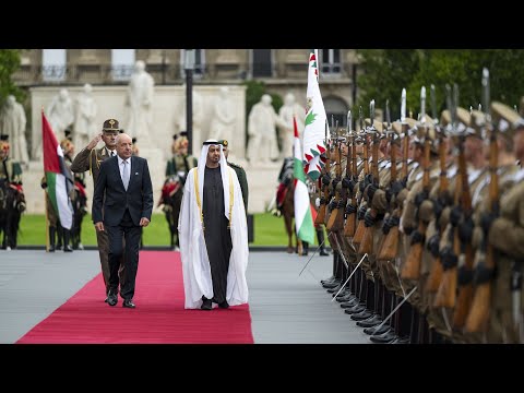 رئيس الدولة يصل مقر البرلمان والرئيس المجري في مقدمة مستقبليه