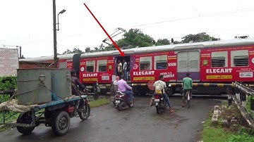 Fast & Furious Katwa Howrah Galloping Emu Local Train Passing Through Balagarh Railgate
