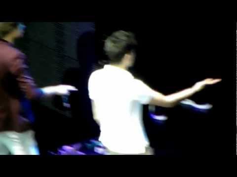 1D DANCING to