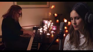 Miniatura del video "Missy Higgins and Tim Minchin - 'Carry You' (Music From The Home Front performance)"