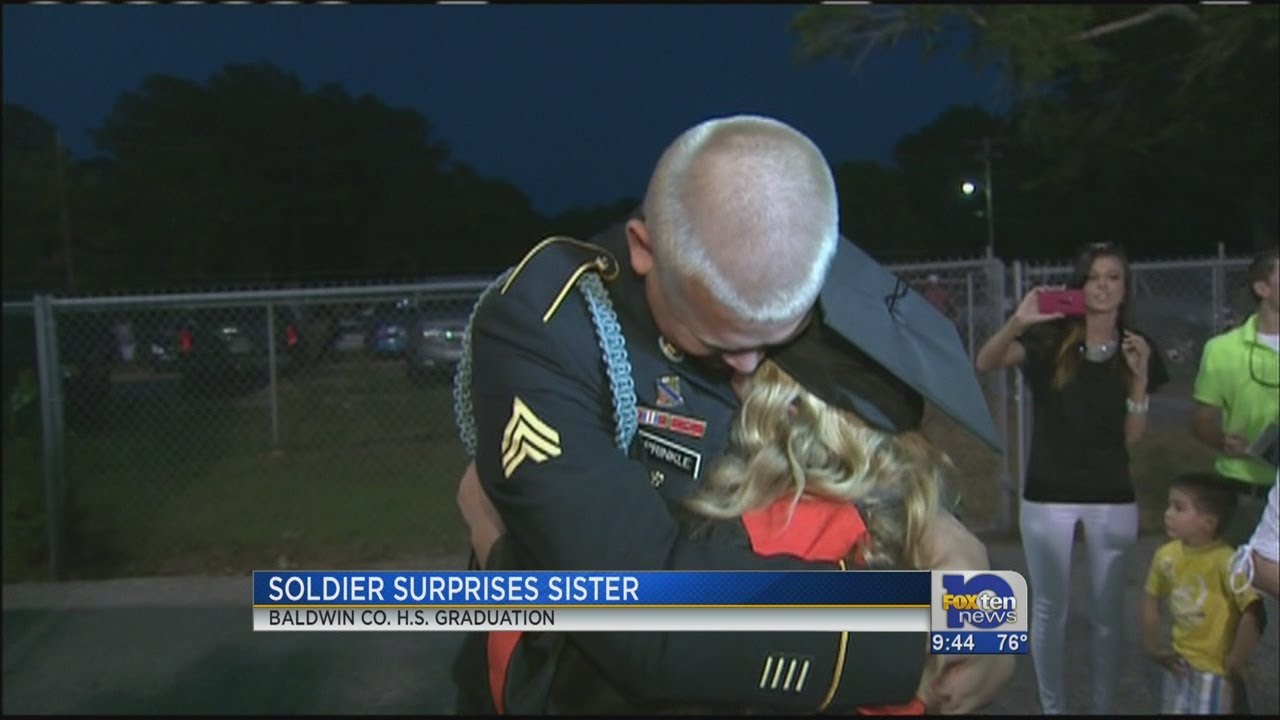 Soldier surprises sister at graduation