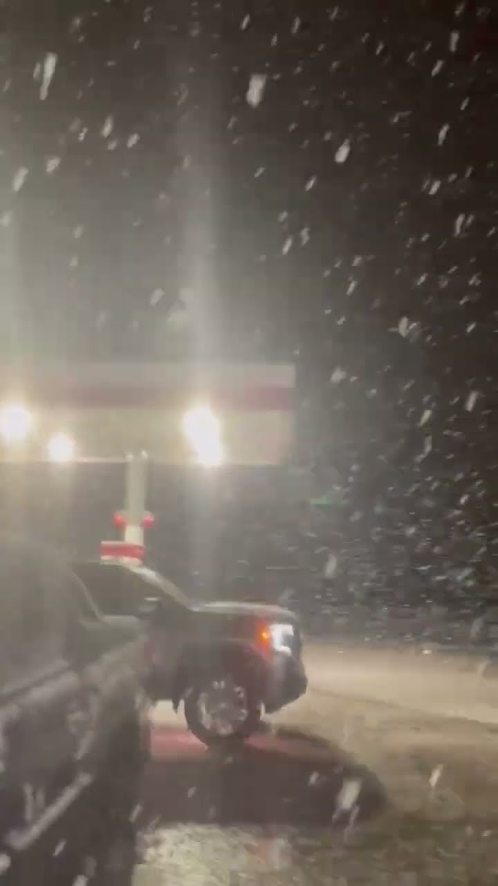 Heavy Snowfall in Texas || ViralHog