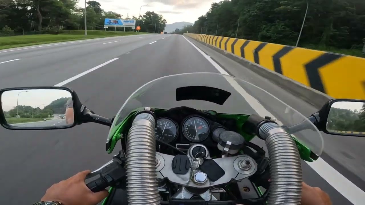 haikaページ Turn the VOLUME up! 🔊 - Ninja ZX-2R (1997) screams around the