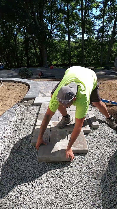 Laying a Curved Paver Walkway | #pavers #walkway #hardscaping