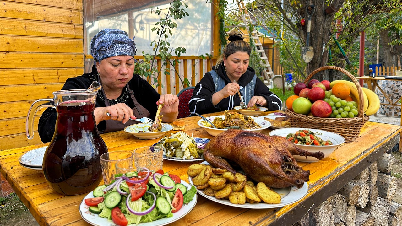 Из деревенской кухни: идеально хрустящая жареная утка с домашней маринованной капустой.
