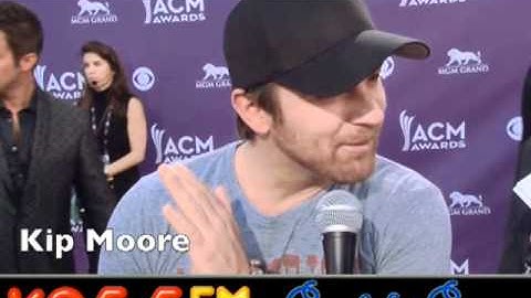 Kip Moore on the red carpet at the ACM Awards