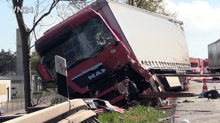 видео: 27.04.2021 - VN24 - Смена полосы движения с серьезными последствиями - автомобильная авария на тр А1 картинка: 27.04.2021 - VN24 - Смена полосы движения с серьезными последствиями - автомобильная авария на тр А1