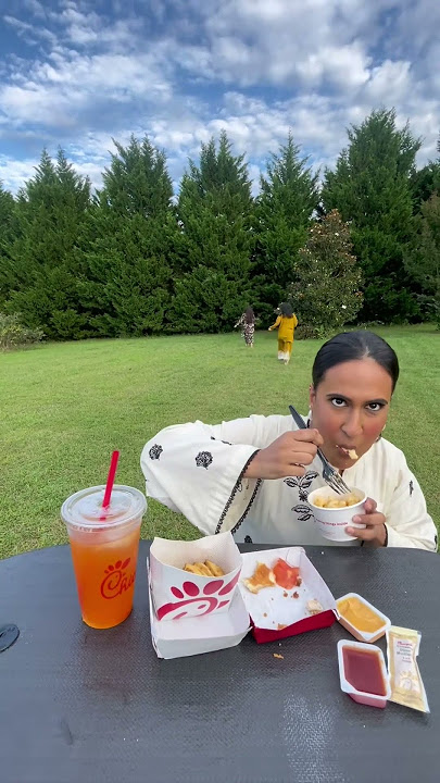 Moona Eats Big Burger & Everyone’s Reactions 😂 | Funny Mukbang